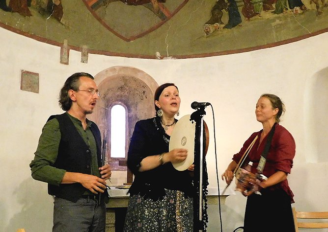 Folk-Trio Aurago in der Altst&auml;dter Kirche (Foto: Peter Zimmer)