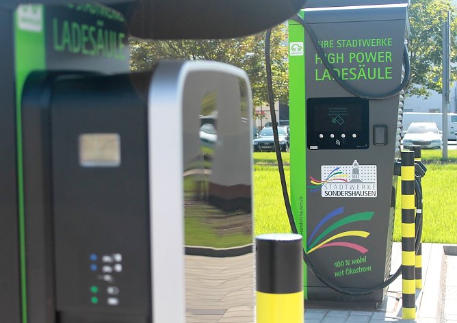 Dritte HPC-Ladesäule eingeschaltet (Foto: Quelle SWS) Dritte HPC-Ladesäule eingeschaltet (Foto: Quelle SWS)