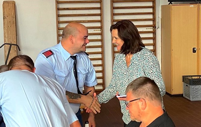 Landr&auml;tin Antje-Hochwind Schneider bedankt sich bei den Helfern, die nach der Flutkatastrophe im Ahrtal geholfen haben (Foto: LRA Kyffh&auml;userkreis (Dr. Thiele))