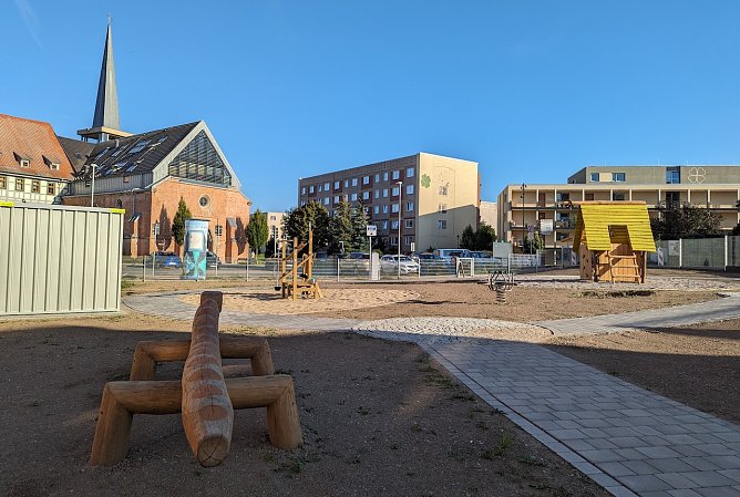 Die Spielger&auml;te auf dem 1.300 Quadratmeter gro&szlig;en Au&szlig;engel&auml;nde stehen, jetzt muss noch der Rasen anwachsen (Foto: Janine Skara)