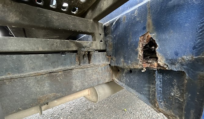 Einblick in die durchrostete Fahrerkabine (Foto: Autobahnpolizei) Einblick in die durchrostete Fahrerkabine (Foto: Autobahnpolizei)