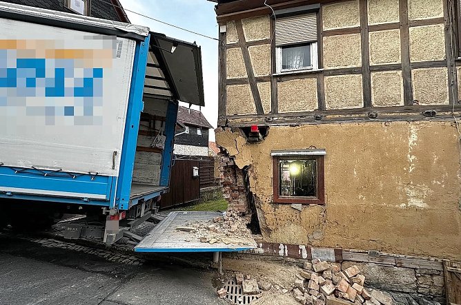 Bizarrer LKW-UNfall in Holzthaleben (Foto:  THW Sondershausen/S.Dietzel)