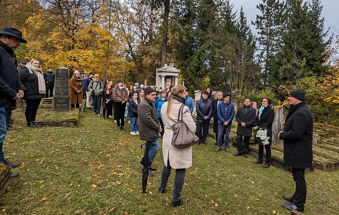 B&uuml;rgermeister Steffen Grimm (rechts) dankte allen Anwesenden f&uuml;r ihr Erscheinen bei der diesj&auml;hrigen Gedenkfeier zur Reichspogromnacht in Sondershausen. (Foto: Janine Skara)
