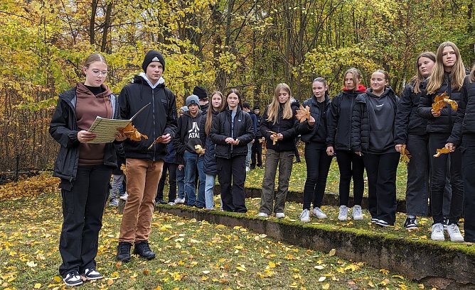 Anni Peller (links) und Paul Lenni Koch (2.v.li.) von der Regelschule am Franzberg in Sondershausen ehrten gemeinsam mit ihren Mitsch&uuml;lern die Toten der Reichspogromnacht von 1938 in Form einer au&szlig;ergew&ouml;hnlichen Zeremonie (Foto: Janine Skara)