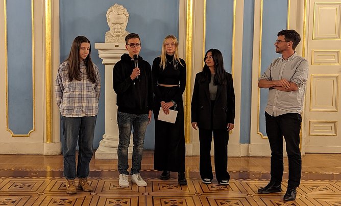 Sch&uuml;lerinnen und Sch&uuml;ler f&uuml;hren die Besucher durch die Anne Frank Ausstellung im Sondersh&auml;user Schloss (Foto: Janine Skara)