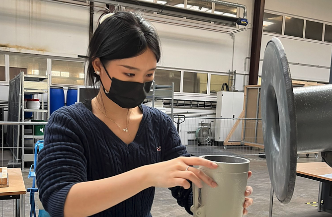 Yuwei Chang pr&uuml;ft sorgf&auml;ltig ein Bauteil im Labor � eine Verbindung von akademischem Wissen und praktischer Anwendung (Foto: privat)