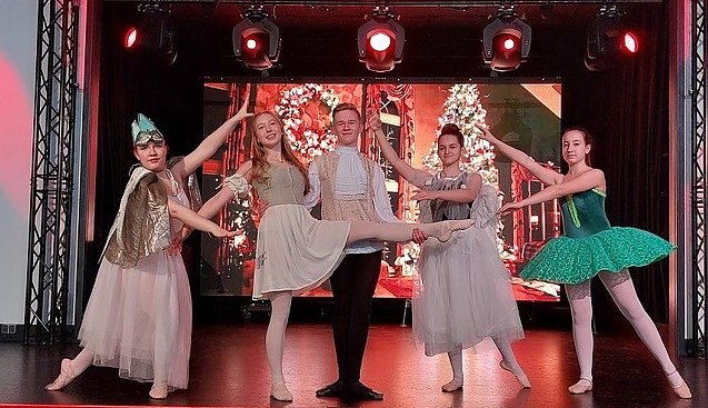Weihnachtsgeschchte der Tanzschule Radeva im Sondershäuser Stocksen aufgeführt (Foto: H.Wernig) Weihnachtsgeschchte der Tanzschule Radeva im Sondershäuser Stocksen aufgeführt (Foto: H.Wernig)