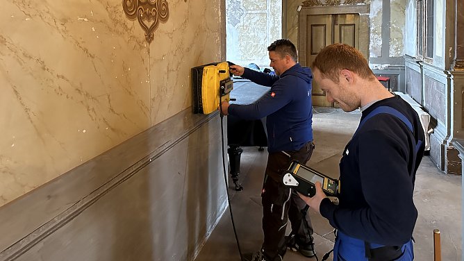 Mitarbeiter der Firma Tauber aus Erfurt und der Stiftung Th&uuml;ringer Schl&ouml;sser und G&auml;rten untersuchen Mauerwerksstrukturen mit Georadar (Foto: STSG, Manuel Mucha)