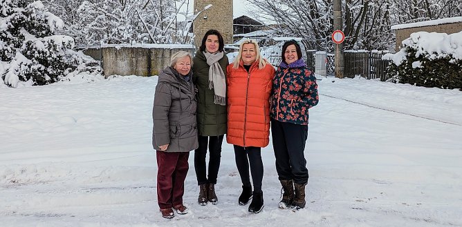 Frauenpower hoch oben auf dem Strau&szlig;berg (v.l.n.r.): Gemeinsam mit Ingrid Jakob, Michaela Stolze und Gerlind Hamenst&auml;dt arbeitet Ortsteilb&uuml;rgermeisterin Ines Auer erfolgreich im Ortsteilrat (Foto: Janine Skara)