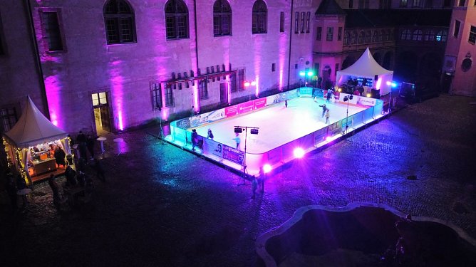 Und 2. Die ersten Pagoden f&uuml;r die Wei&szlig;e Schlossweihnacht sind im Schlosshof aufgebaut. In de (Foto: Janine Skara)