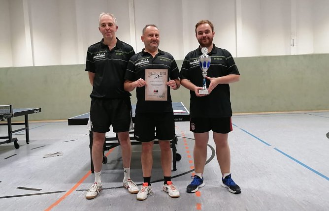 SV Elektro Sondershausen 2–Thomas Peter, Dittmar Lack, Lukas Bergmann (Foto: Stefan Böttcher) SV Elektro Sondershausen 2–Thomas Peter, Dittmar Lack, Lukas Bergmann (Foto: Stefan Böttcher)