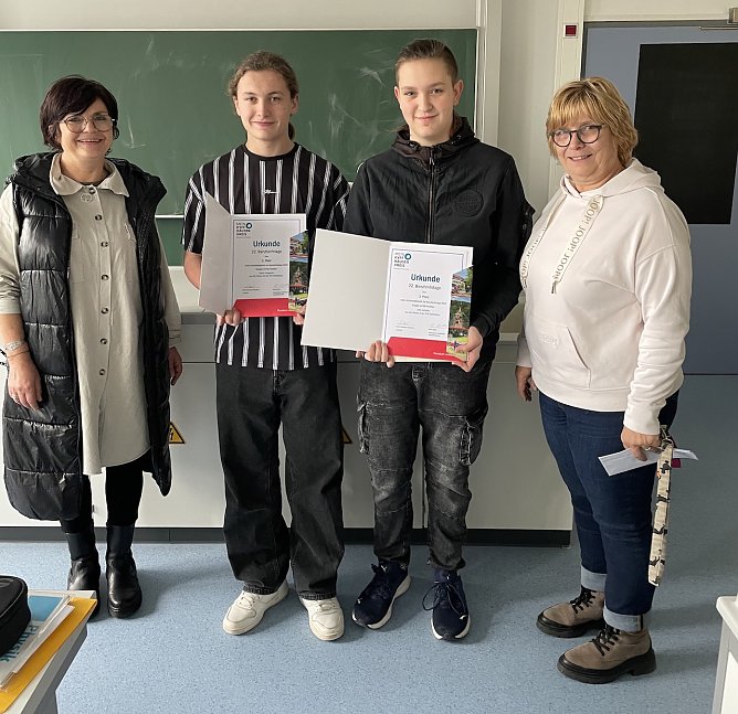 TGS Oldisleben,2.v li. Sixten Siegmann (Klasse 9a) belegte den 2. Platz. 2.v.re. Jette Sch&auml;fer (Klasse 9a) belegte den 3. Platz (Foto: LRA Kyffh&auml;userkreis)