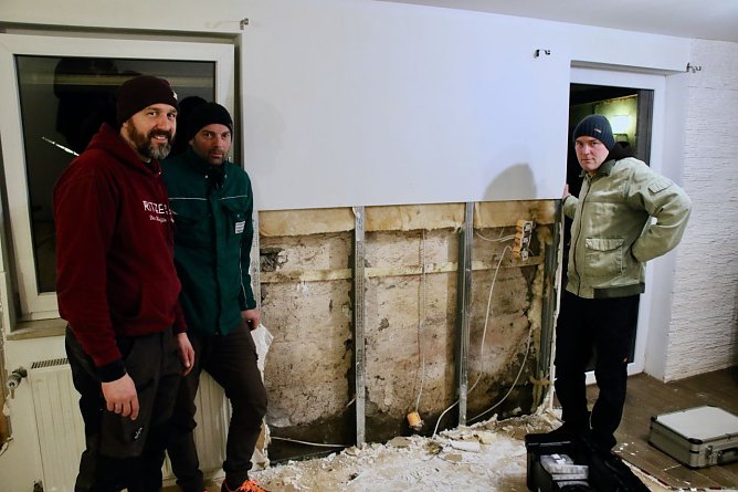 Frust, Stolz und Galgenhumor in Windehausen: v.l. Sebastian Albert, Jens Bauersfeld vom Agrarbetrieb Zorgeland und Wehrf&uuml;hrer Sebastian Henning  (Foto: agl)