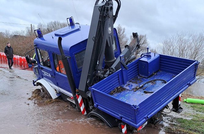 Eingesunkener Unimog w&auml;hrend des Hochwassereinsatzes (Foto: THW/Silvio Dietzel)