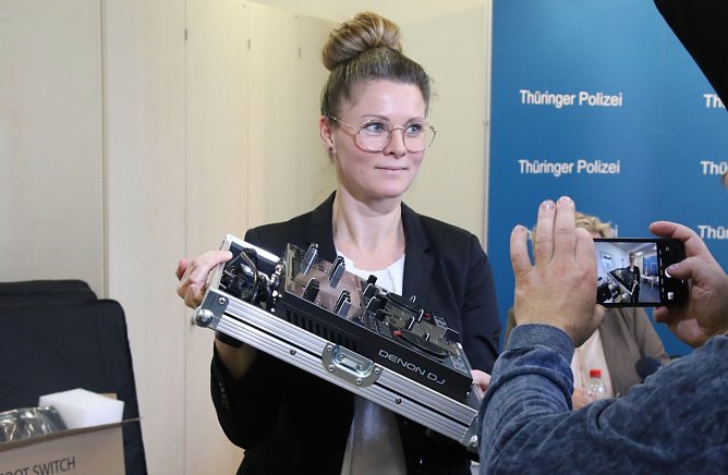 Sachbearbeiterin Franziska Enger zeigt ein beschlagnahmtes Mischpult (Foto: agl) Sachbearbeiterin Franziska Enger zeigt ein beschlagnahmtes Mischpult (Foto: agl)