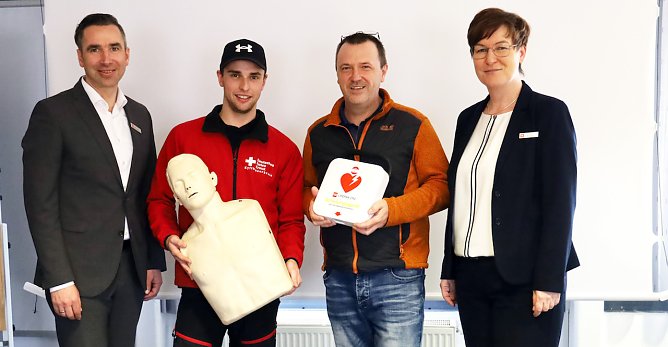 Der DRK Kyffh&auml;userkreisverband &uuml;bergibt den Defibrillator an den Vorstand der  Kyffh&auml;usersparkasse v.l.: Ren&eacute; Leipnitz, Vorstandsvorsitzender, Antonio Tanz, Sven Oesterheld, beide DRK  Kyffh&auml;userkreisverband, Sindy Ritzke, Vorstandsmitglied (Foto: Kyffh&auml;user Sparkasse)