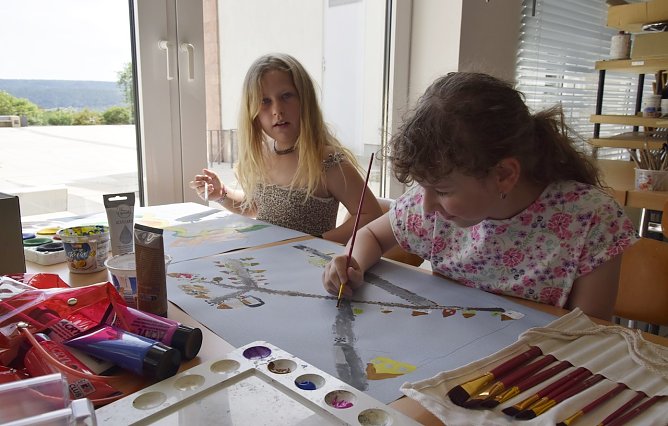 Jette und Lisa beim Malen im Panorama-Kindermalkurs in Bad Frankenhausen (Foto: Fred B&ouml;hme)