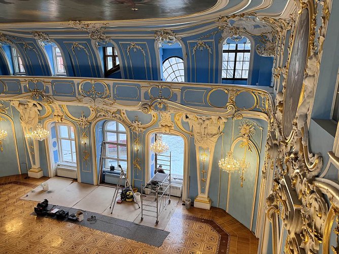 Mitarbeiter der Tischlerei Schmidt aus Olbersleben beim Einbau der letzten neuen Fenster im Blauen Saal von Schloss Sondershausen, (Foto: STSG/ Uta Kolano)