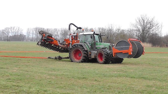 Traktor mit Schlauch (Foto: Ulrich Reinboth) Traktor mit Schlauch (Foto: Ulrich Reinboth)