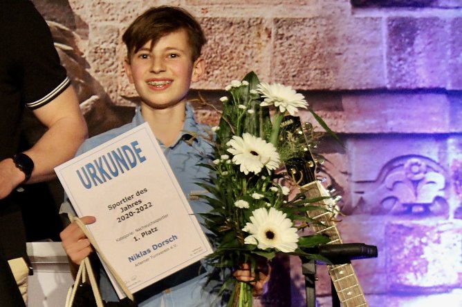 Niklas Dorsch vom Arterner Turnverein gewinnt den 1. Platz in der Kategorie Einzelsportler 2020/2022 (Archiv 2023) (Foto: Eva Maria Wiegand)