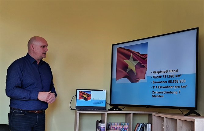 Der Sondersh&auml;user B&uuml;rgermeister Steffen Grimm berichtet von seinen Reiseerlebnissen in Hanoi (Foto: Dorothea Kieper)
