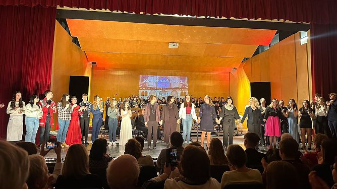 Sch&uuml;lerinnen und Sch&uuml;ler des Geschwister-Scholl-Gymnasiums wurden nach ihrer Musicalinterpretation von Shakespeares Romeo und Julia, mit anhaltendem Applaus bedacht. (Foto: Janine Skara)