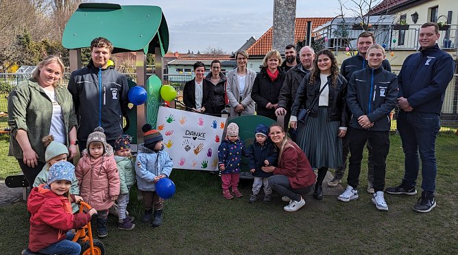Kitaleiterin Annet Palesch (hinten 3.v.li.) und ihr Team, die Kinder der Bebraspatzen, Jaqueline Lange, Fachgebietsleiterin Kindertagesst&auml;tten (hinten 4.v.li.), Mareen Biedermann, Fachbereichsleiterin f&uuml;r Soziales der Stadt Sondershausen (hinten 5.v.li.), und die lokalen Sponsoren. (Foto: Janine Skara)