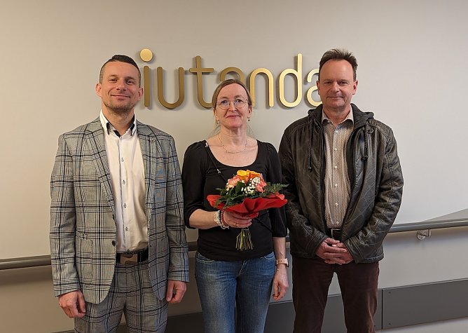  (v.l.n.r.): Gesch&auml;ftsf&uuml;hrer der Aiutanda Pflegebienen Marcel Prey, Einrichtungsleiterin des Lebensparks Daniela Ramisch und Karsten Kleinschmidt, , Fachbereichsleiter Bau & Ordnung der Stadtverwaltung Sondershausen. (Foto: Janine Skara)