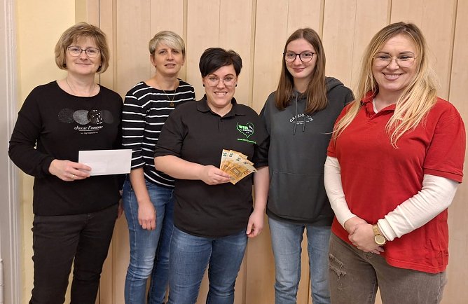 Die Kassenwartin Nancy Seifert von WIR f&uuml;r Artern e.V. nimmt freudig die Spende der Familieninitiative Fl&ouml;hchen entgegen (Foto: Steffi Klei&szlig;)