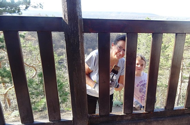 Viele flei&szlig;ige H&auml;nde halfen beim Fr&uuml;hjahrsputz an der Hornungsh&ouml;he (Foto: Peter Ke&szlig;ler)