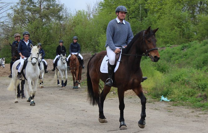 Novalisritt:Reiterinnen und Reiter, vom Gest&uuml;t an der Hainleite (Niederb&ouml;sa) starten in den fr&uuml;hen Morgenstunde von Bad Tennstedt aus nach Gr&uuml;ningen (2023) (Foto: Eva Maria Wiegand)