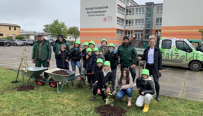 Die Sch&uuml;ler der Klasse 4a der Kurstadt-Grundschule in Bad Frankenhausen gemeinsam mit Schulgartenlehrerin Anna Albrecht (hinten, rechts), Tobias B&auml;tzoldt (hinten, 2. v.r.), Ronny Kretschmann und Ren&eacute; Malzer von B&auml;tzoldts Garten- und Landschaftsbau (Foto: FGL)