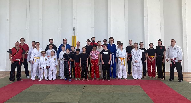 Chinesisch-Deutsche Kampfkunstverein Landesverband Th&uuml;ringen e.V. in Artern bei einer Aus- und Weiterbildung in der Kampfkunstschule Artern  (Foto: Werner Bank)
