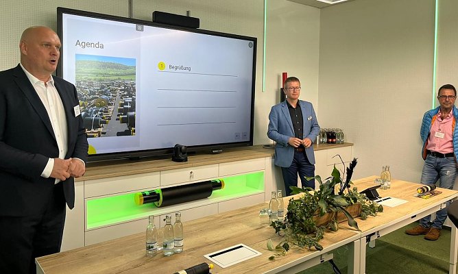B&uuml;rgermeister Steffen Grimm (links) und ispolus-Gesch&auml;ftsf&uuml;hrer Axel Kirstein begr&uuml;&szlig;ten die 40 Unternehmerinnen und Unternehmer in Sondershausen. (Foto: Janine Skara)