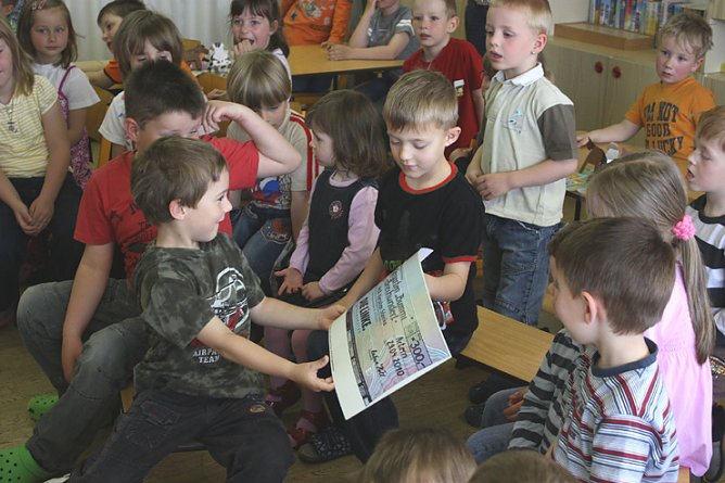 Tausche Blume gegen Scheck (Foto: Die Linke)
