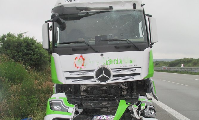 Demolierter weißrussischer LKW (Foto: Autobahnpolizei) Demolierter weißrussischer LKW (Foto: Autobahnpolizei)