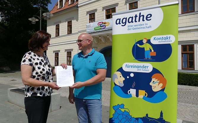 Landr&auml;tin Antje Hochwind-Schneider &uuml;bergibt Thomas Kohlschreiber Zuwendungsbescheid (Foto: LRA Kyffh&auml;userkreis)