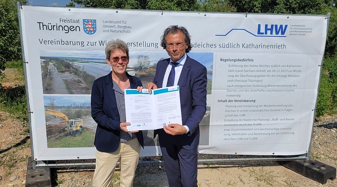 Vereinbarung zur Deichsanierung unterzeichnet (Foto: Nils Fröhlich) Vereinbarung zur Deichsanierung unterzeichnet (Foto: Nils Fröhlich)