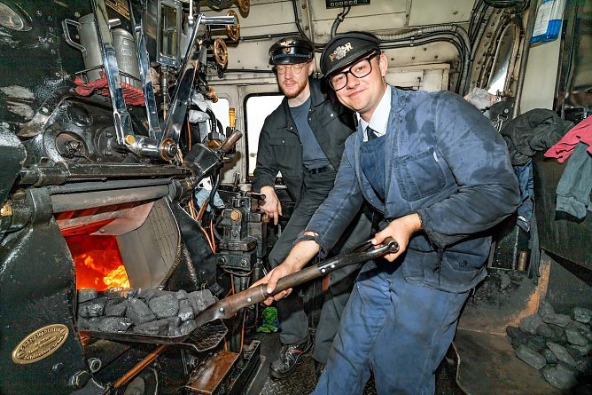 Ein Heizer aus Wales befeuert die Brockenlok (Foto: D.Bahnsen)