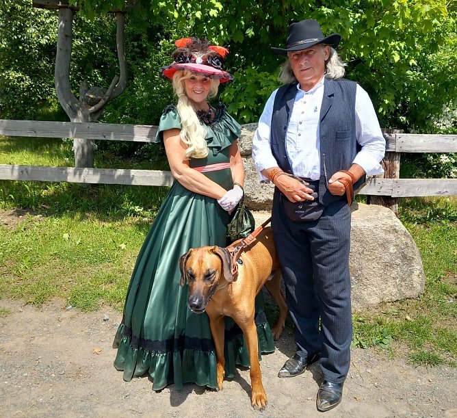 Marina H&ouml;xtermann, Ronald Wicke und Hund Asani beim Oldstyle Weekend in Pullman City  (Foto: H&ouml;xter/ Wicke)