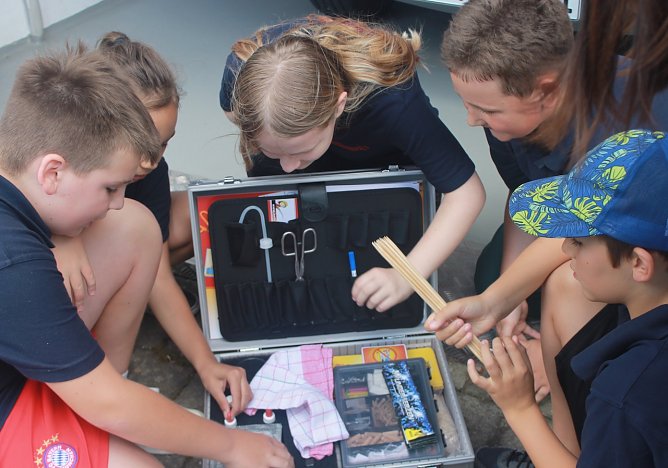 Stadtwerke Sondershausen spendeten Notfallkoffer f&uuml;r die Jugendfeierwehr Gro&szlig;berndten (Foto: Stadtwerke Sondershausen)