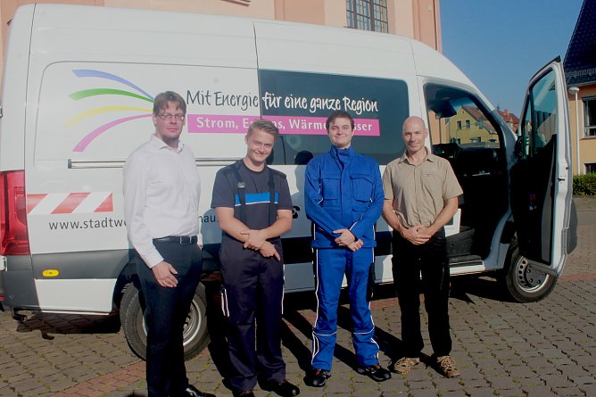 Ausbildungsverantwortliche: Christian Peter und Sven Wreden hei&szlig;en die neuen Auszubildenden Devlin G&uuml;ldenzopf und Paul Alexander Reitzig  willkommen  (Foto: Stadtwerke Sondershausen)