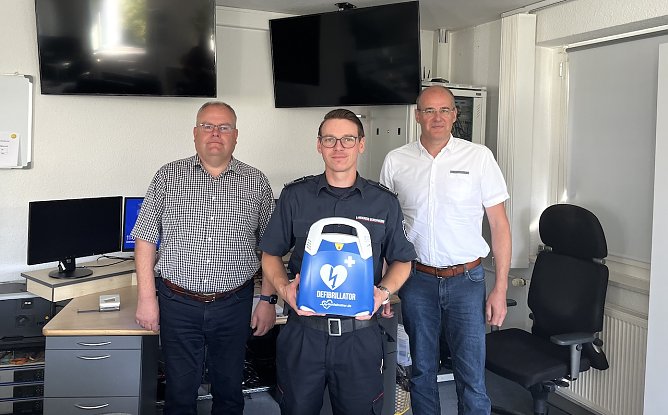 Tobias Mielke, Daniel Kunze und Matthias Jendricke mit einem AED in der Leitstelle der Kreise Nordhausen und Kyffh&auml;user  (Foto: oas)
