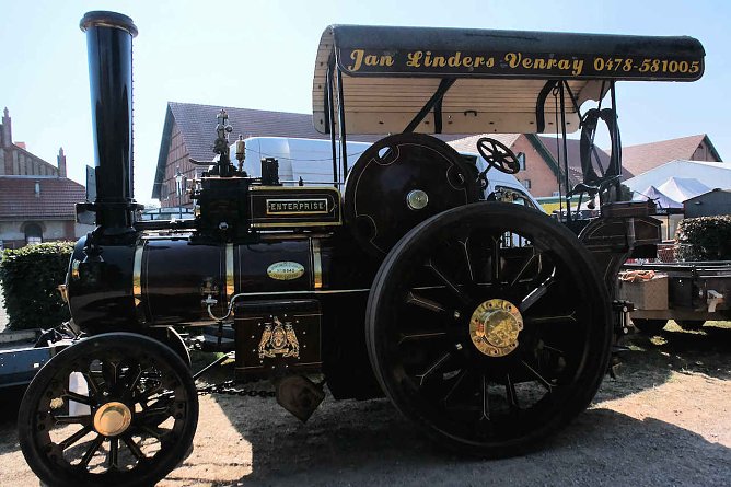 Schmucke Oldies wie dieser hier begeisterten die Festbesucher (Foto: P.Blei) Schmucke Oldies wie dieser hier begeisterten die Festbesucher (Foto: P.Blei)
