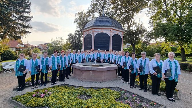 Der Frauenchor vor dem Musikpavillon (Foto: Katrin Milde) Der Frauenchor vor dem Musikpavillon (Foto: Katrin Milde)