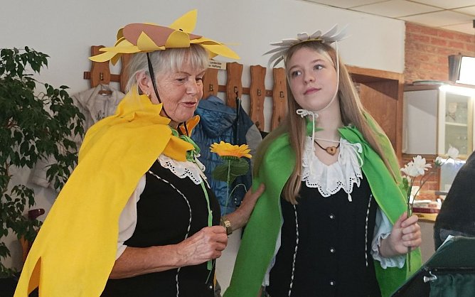 v.re. Angie und Ute von den Bebraer Singv&ouml;geln (Foto: Thomas Leipold)