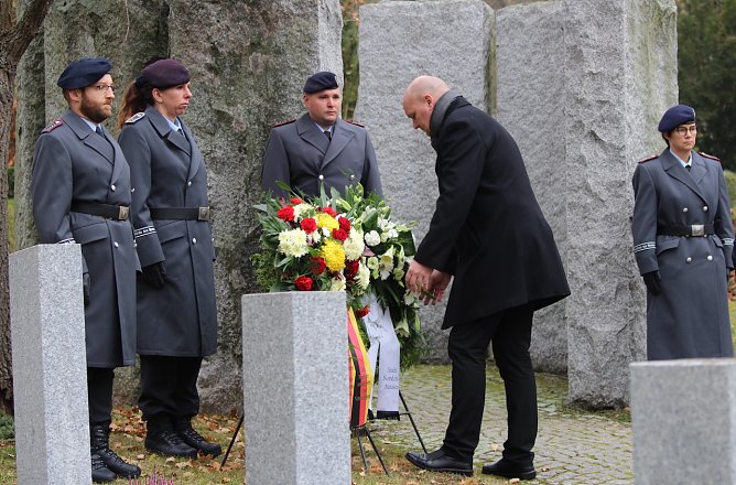 B&uuml;rgermeister Steffen Grimm legt am Ehrenhain auf dem Hauptfriedhof Sondershausen einen Kranz nieder (Foto: emw Archiv)