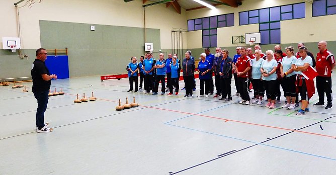 Pr&auml;sident des TBRSV, Volker Stietzel,  mit den teilnehmenden Mannschaften (Foto: Karl-Heinz Schmid)