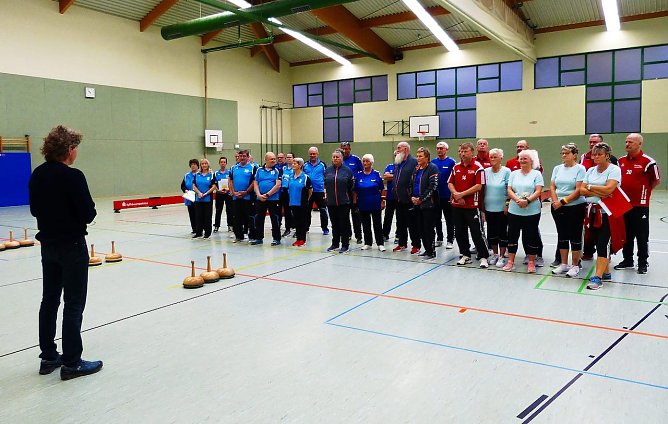 Vorsitzende der BRSG Kyffh&auml;user e.V., Torsten Kawaletz, mit den teilnehmenden Mannschaften (Foto: Karl-Heinz Schmid)
