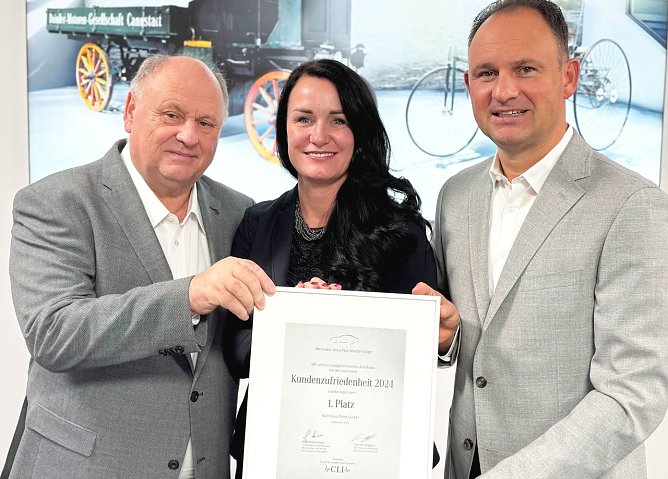 Die Gesch&auml;ftsf&uuml;hrer der Autohaus Peter GmbH � Helmut Peter, Christina Dost und Andreas Peter (von links nach rechts) � pr&auml;sentieren stolz die Urkunde f&uuml;r den 1. Platz in der Kategorie Kundenzufriedenheit 2024. Verliehen von Mercedes-Benz Cars Vertrieb Deutschland, w&uuml;rdigt diese Auszeichnung die au&szlig;ergew&ouml;hnliche Servicequalit&auml;t und das Engagement des Unternehmens f&uuml;r h&ouml;chste Kundenzufriedenheit. (Foto: AHP)